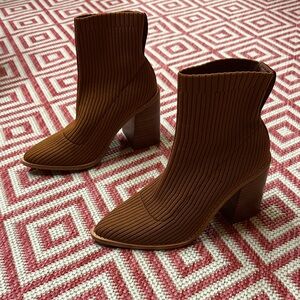 Size 4 Steve Madden Chocolate Ribbed Ankle Booties